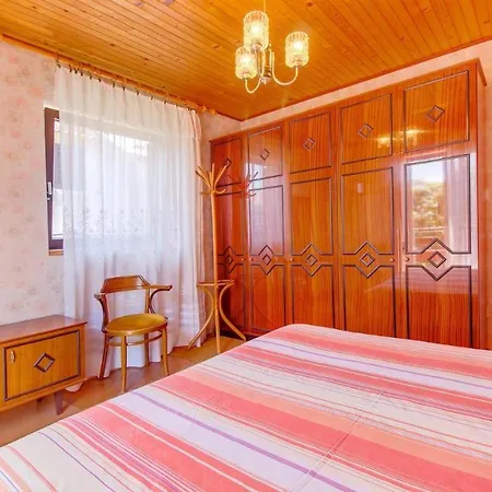 Cozy Blamax With Beautiful Private Garden Affittacamere Mali Lošinj