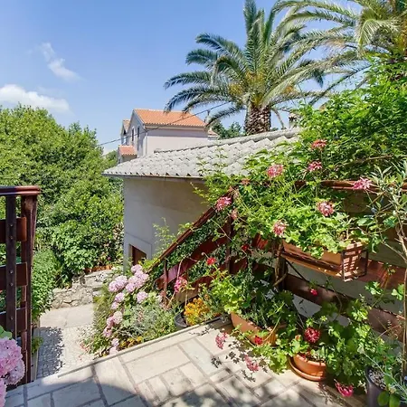 Cozy Blamax With Beautiful Private Garden Affittacamere