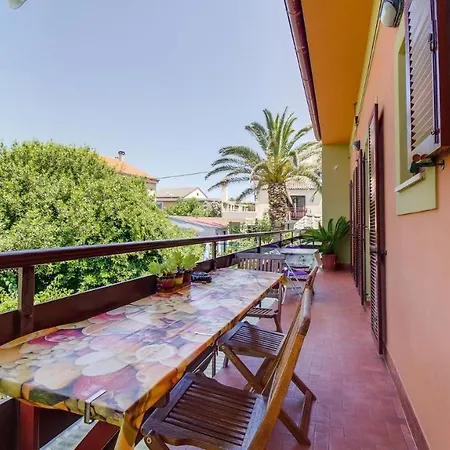 Cozy Blamax With Beautiful Private Garden Affittacamere Mali Lošinj