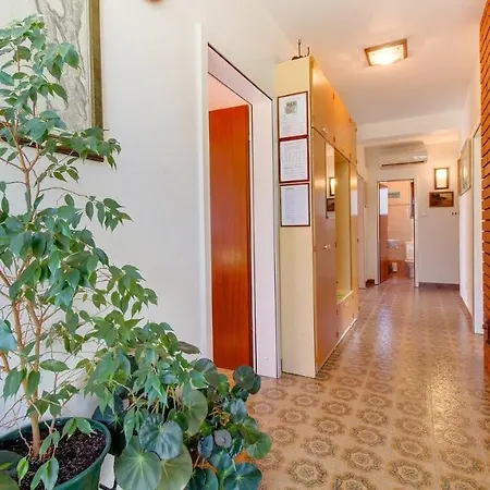 Cozy Blamax With Beautiful Private Garden * Mali Lošinj