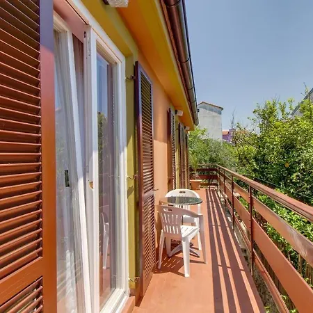 Cozy Blamax With Beautiful Private Garden Affittacamere Mali Lošinj